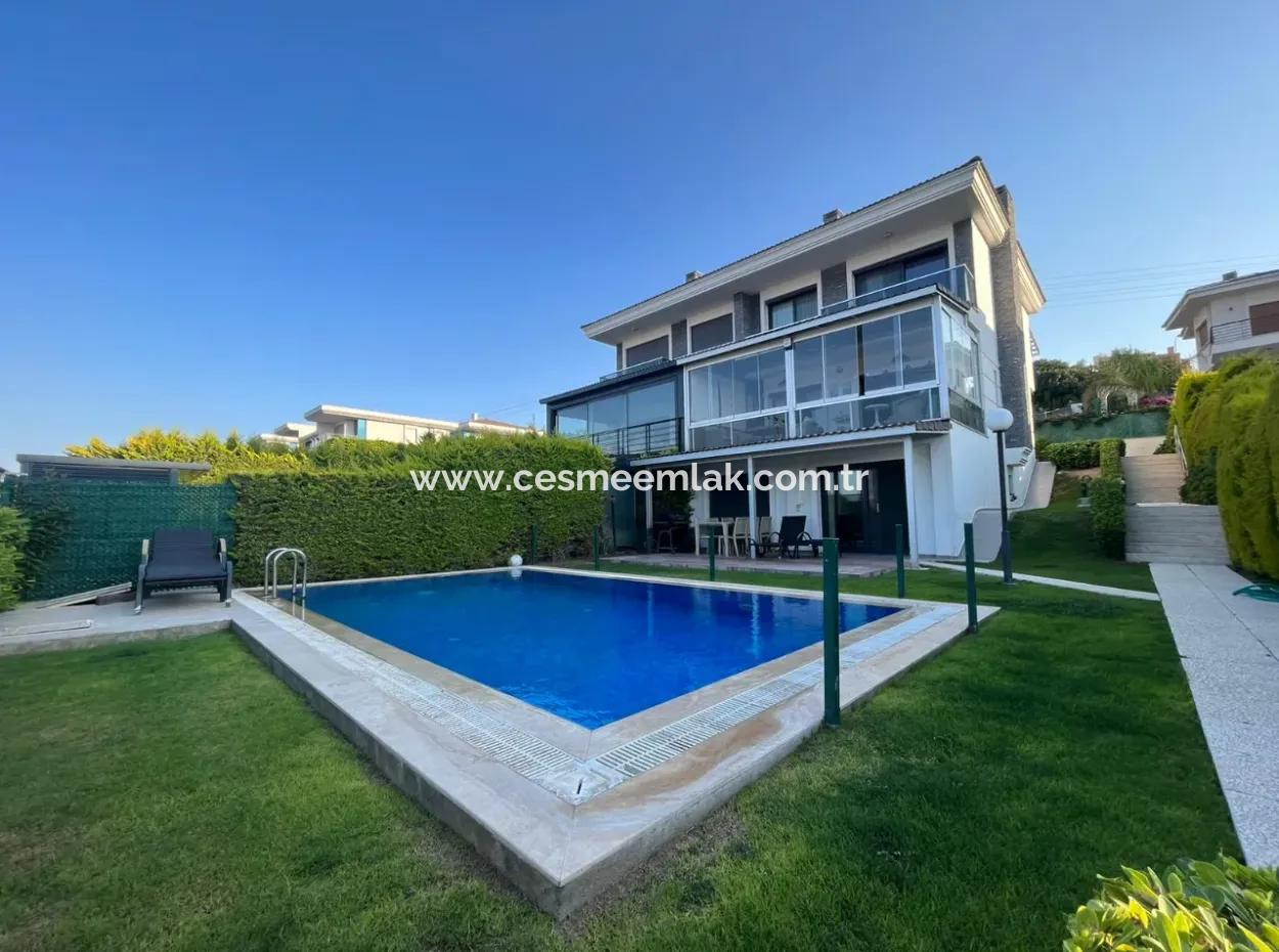 Çeşme Boyalık Sırtlarında Yıllık Kiralık 4+2 Müstakil Villa