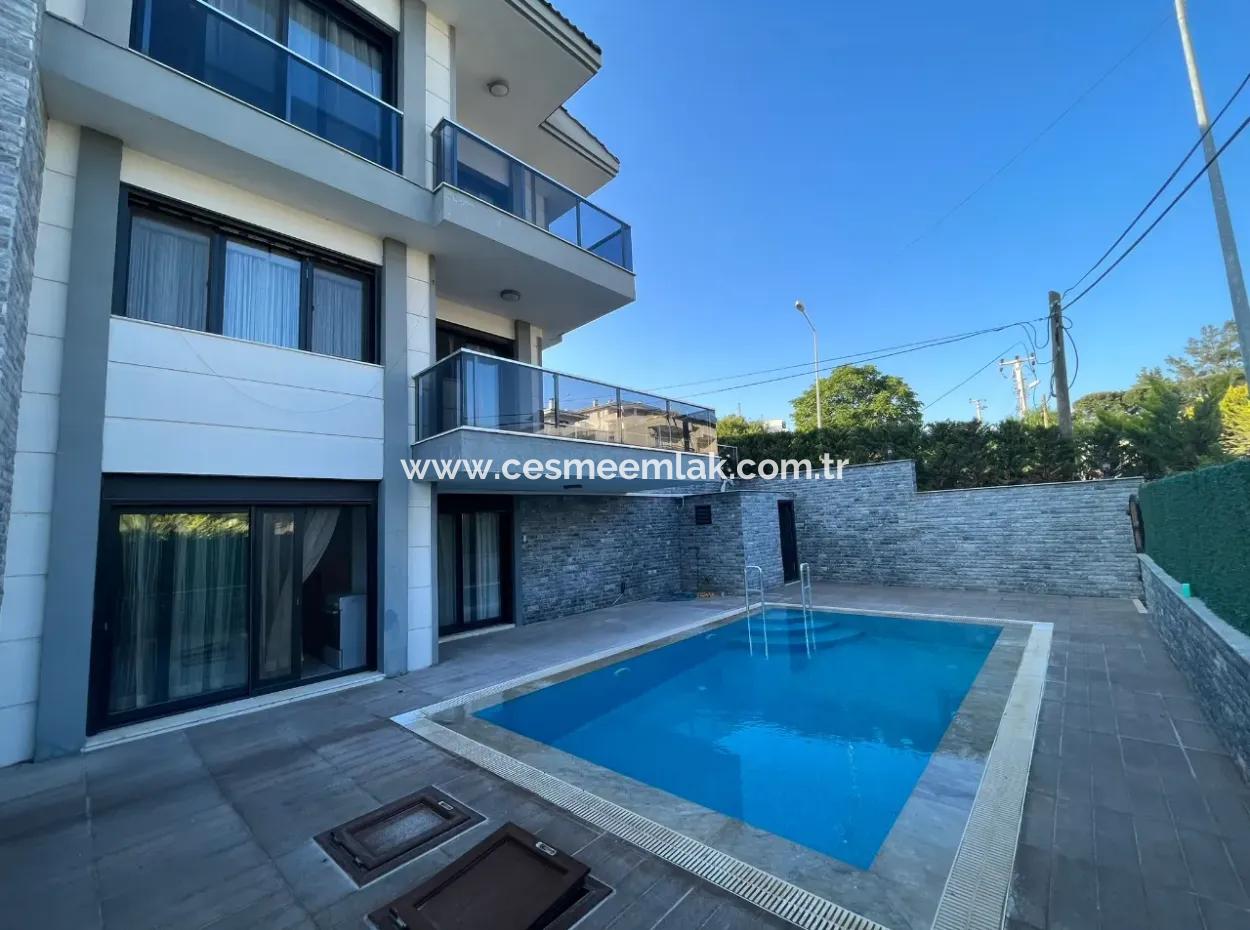 Çeşme Merkezde Yıllık Kiralık Müstakil Havuzlu Triplex Villa