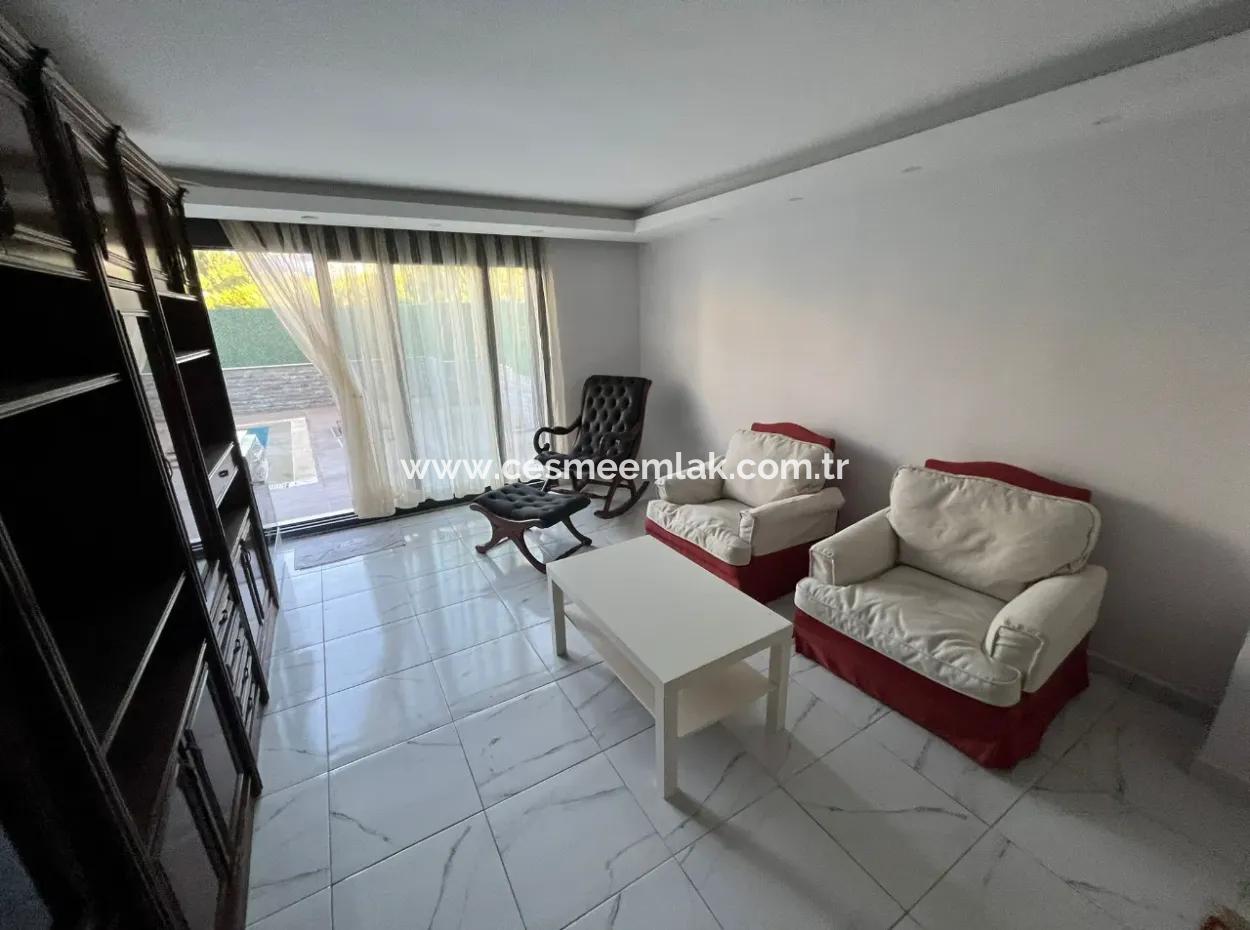 Çeşme Merkezde Yıllık Kiralık Müstakil Havuzlu Triplex Villa