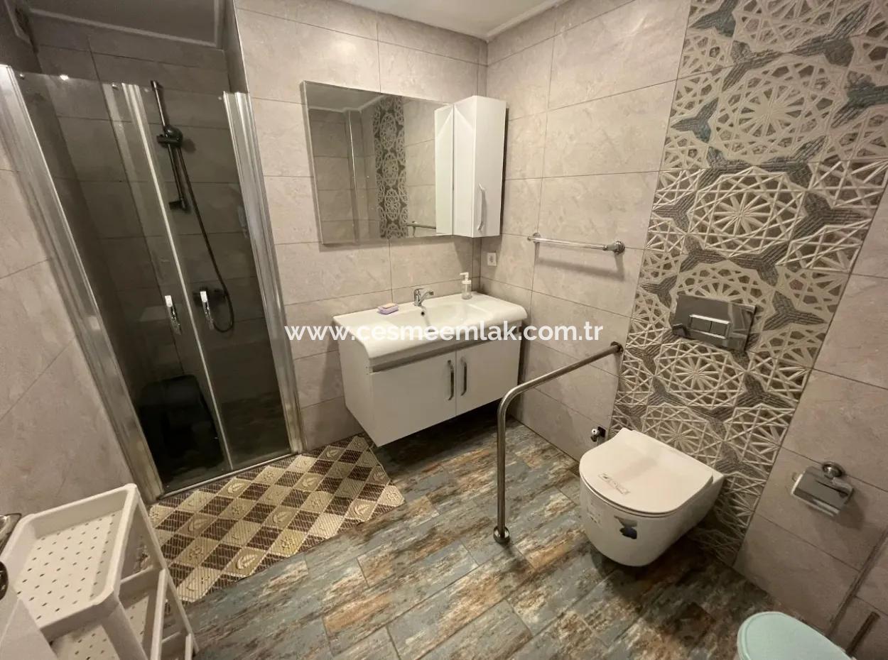 Çeşme Merkezde Yıllık Kiralık Müstakil Havuzlu Triplex Villa