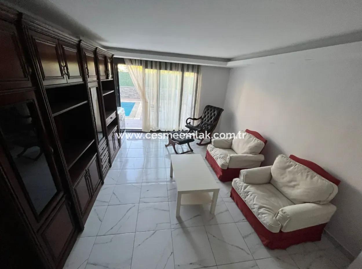 Çeşme Merkezde Yıllık Kiralık Müstakil Havuzlu Triplex Villa