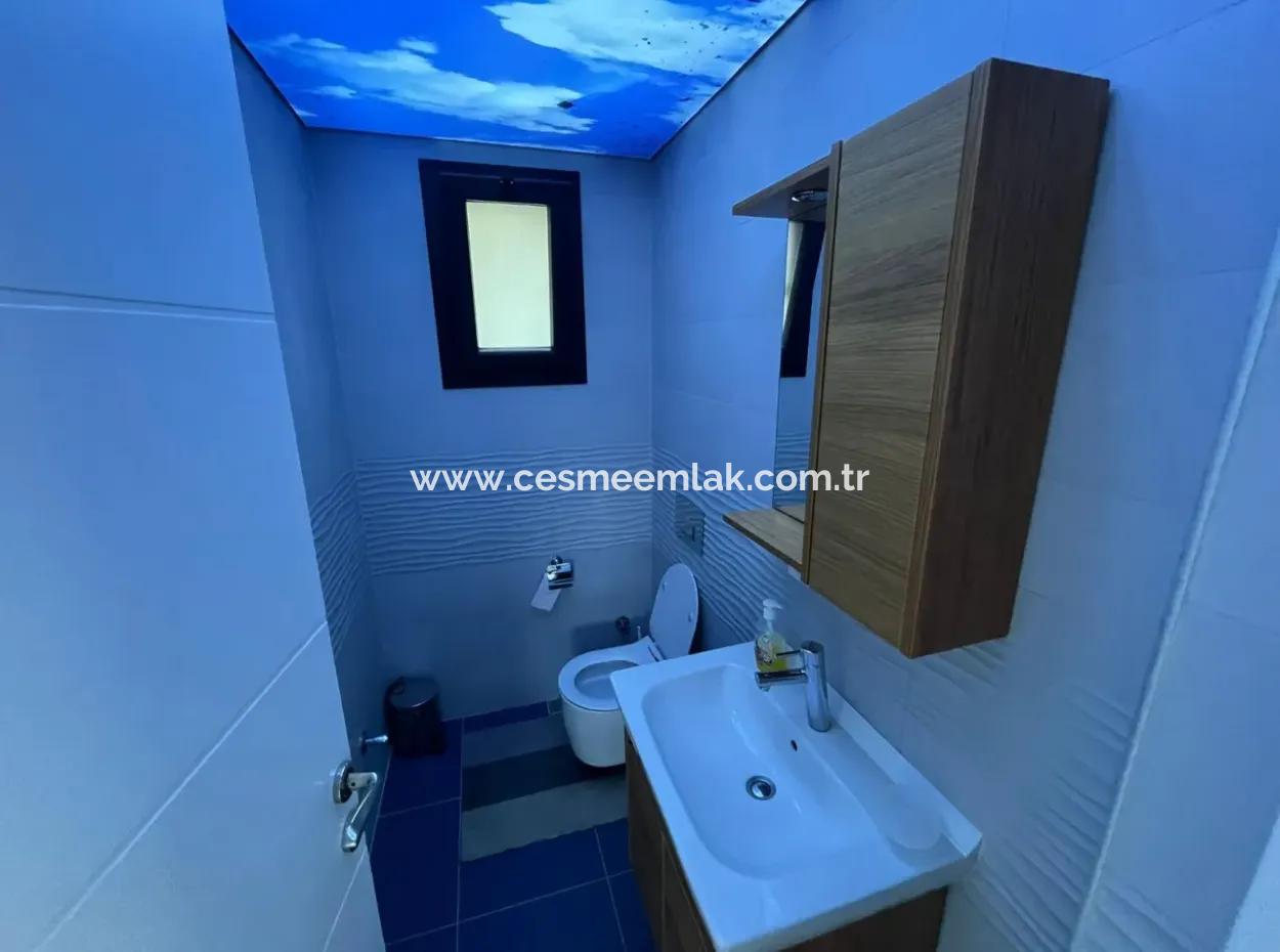 Çeşme Merkezde Yıllık Kiralık Müstakil Havuzlu Triplex Villa