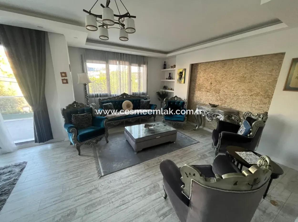 Çeşme Merkezde Yıllık Kiralık Müstakil Havuzlu Triplex Villa