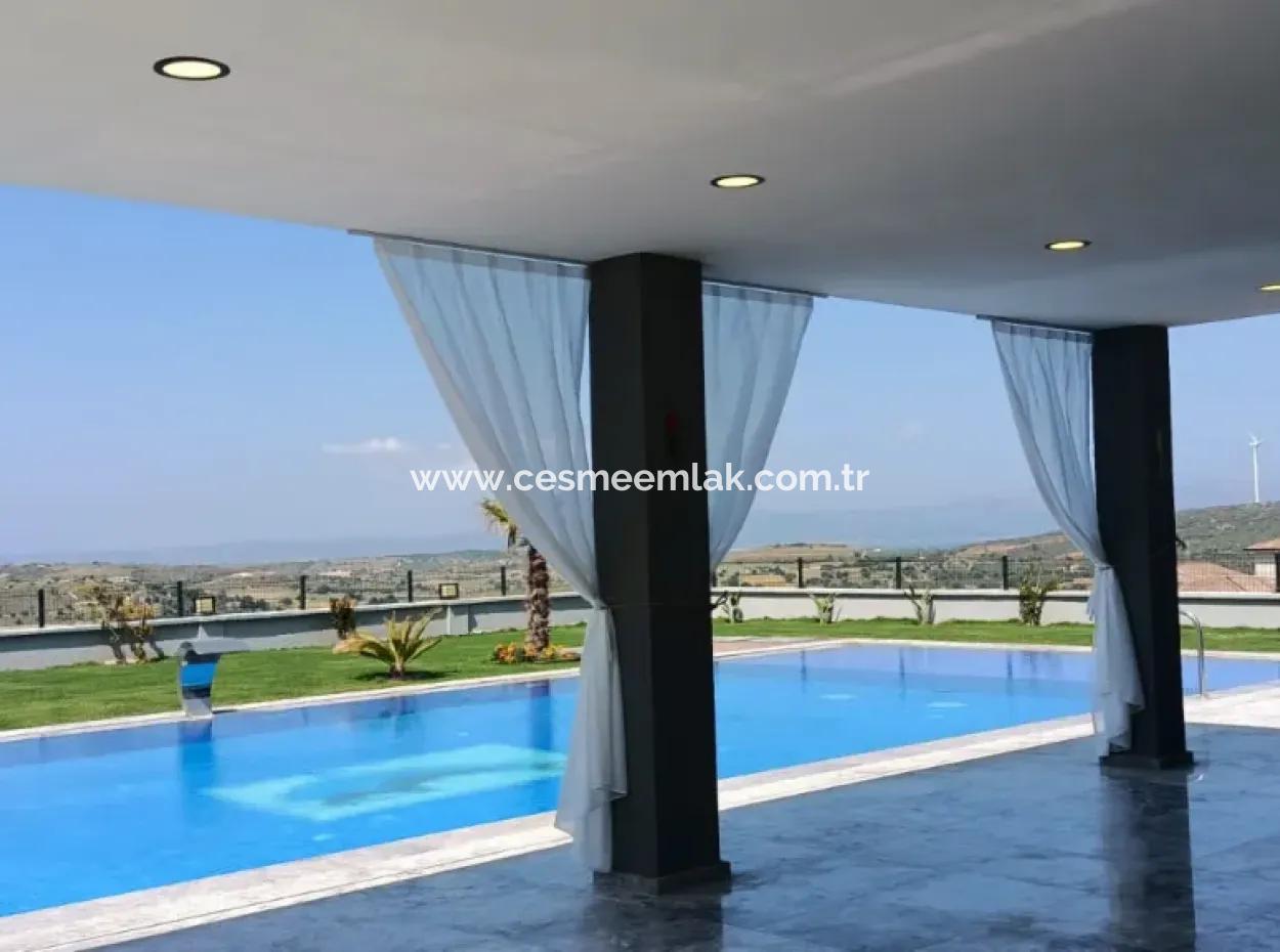 Çeşme Ovacıkta Satılık 6+2 Luxruy Modern Havuzlu Müstakil Villa