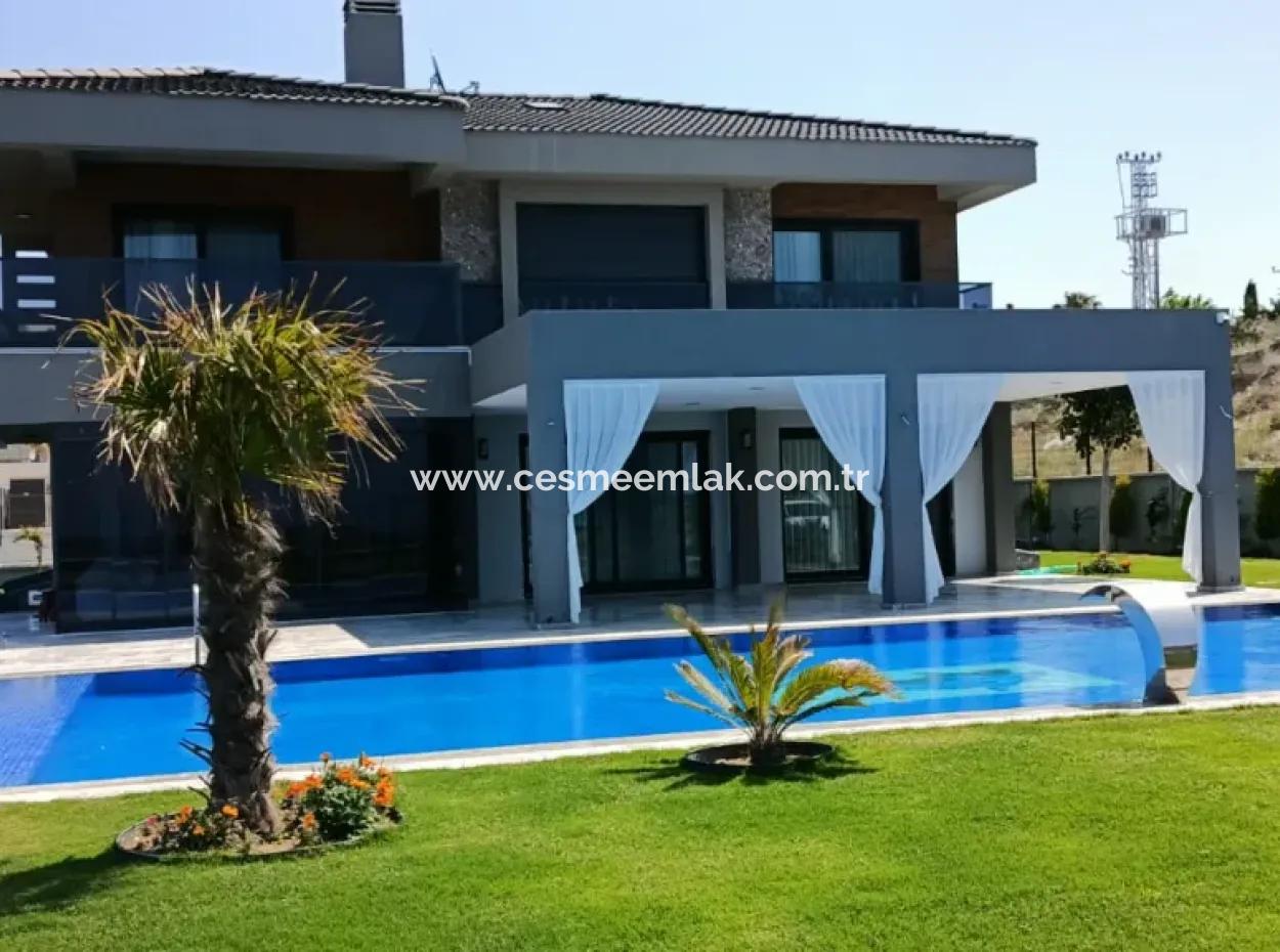 Çeşme Ovacıkta Satılık 6+2 Luxruy Modern Havuzlu Müstakil Villa