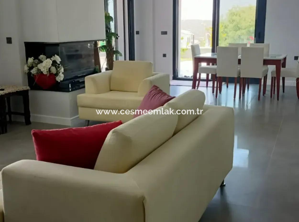 Çeşme Ovacıkta Satılık 6+2 Luxruy Modern Havuzlu Müstakil Villa