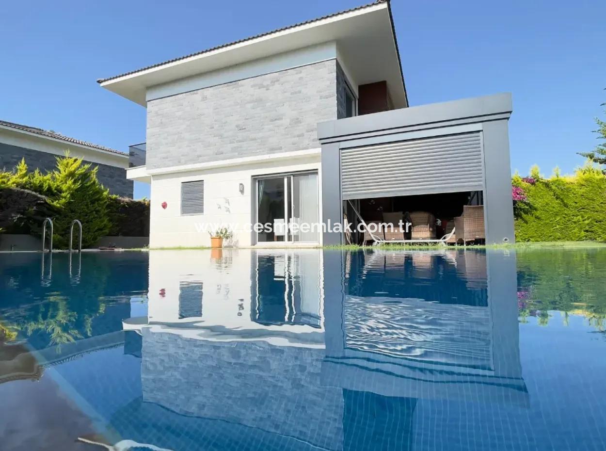 Çeşme Ilıca'da Müstakil Havuzlu Satılık Villa