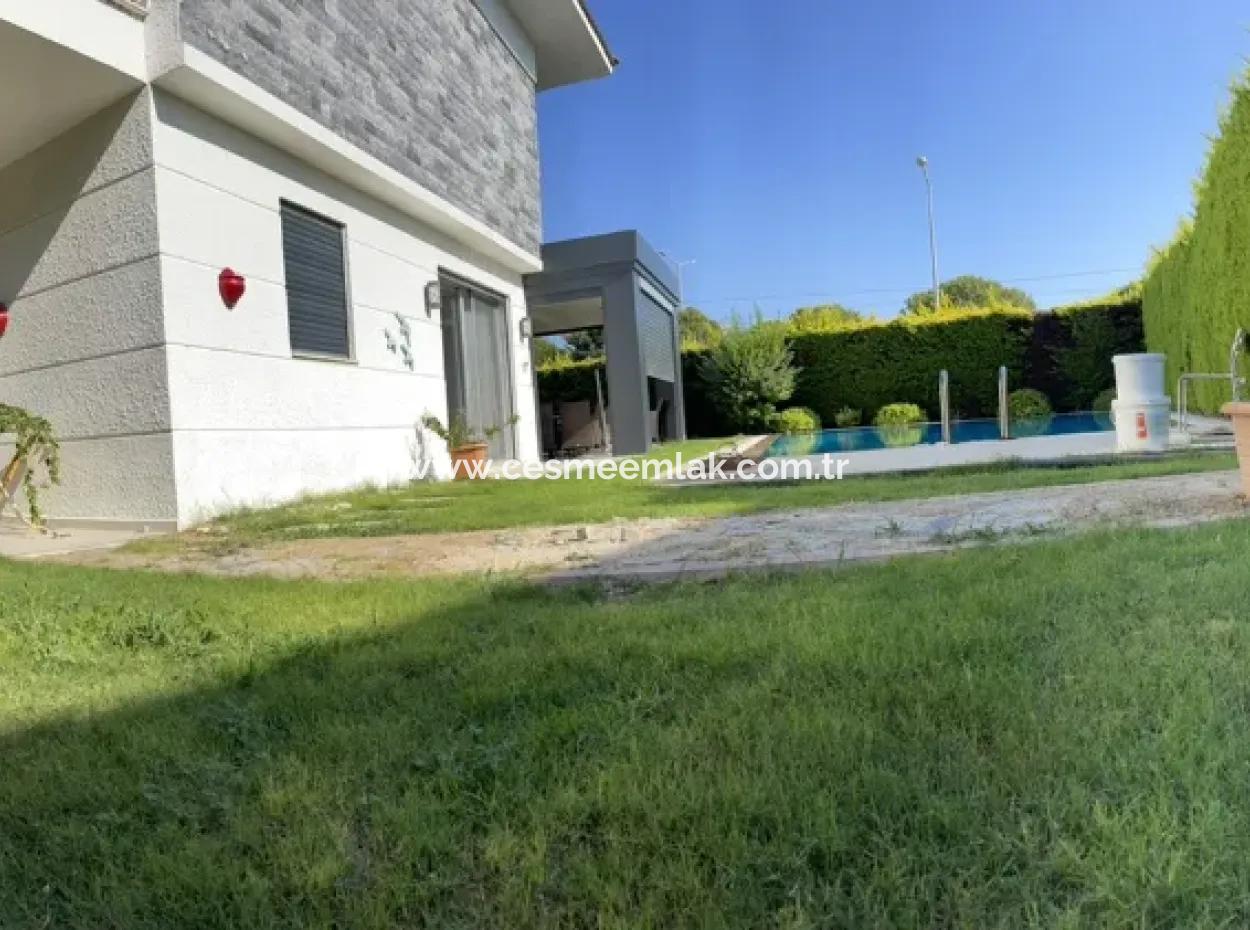 Çeşme Ilıca'da Müstakil Havuzlu Satılık Villa