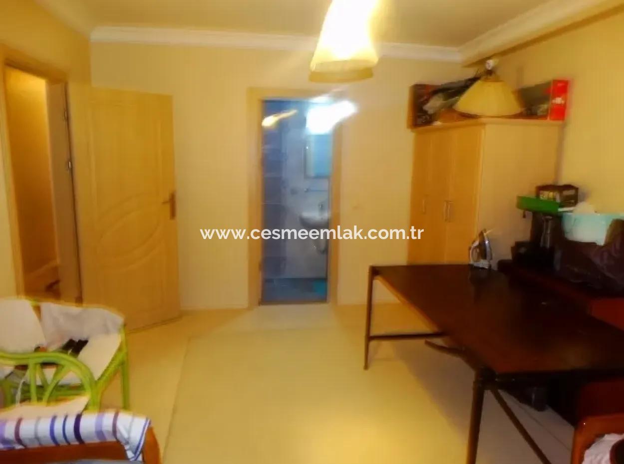 Çeşme'de Deniz Manzaralı Eşyalı Kiralık Geniş Daire