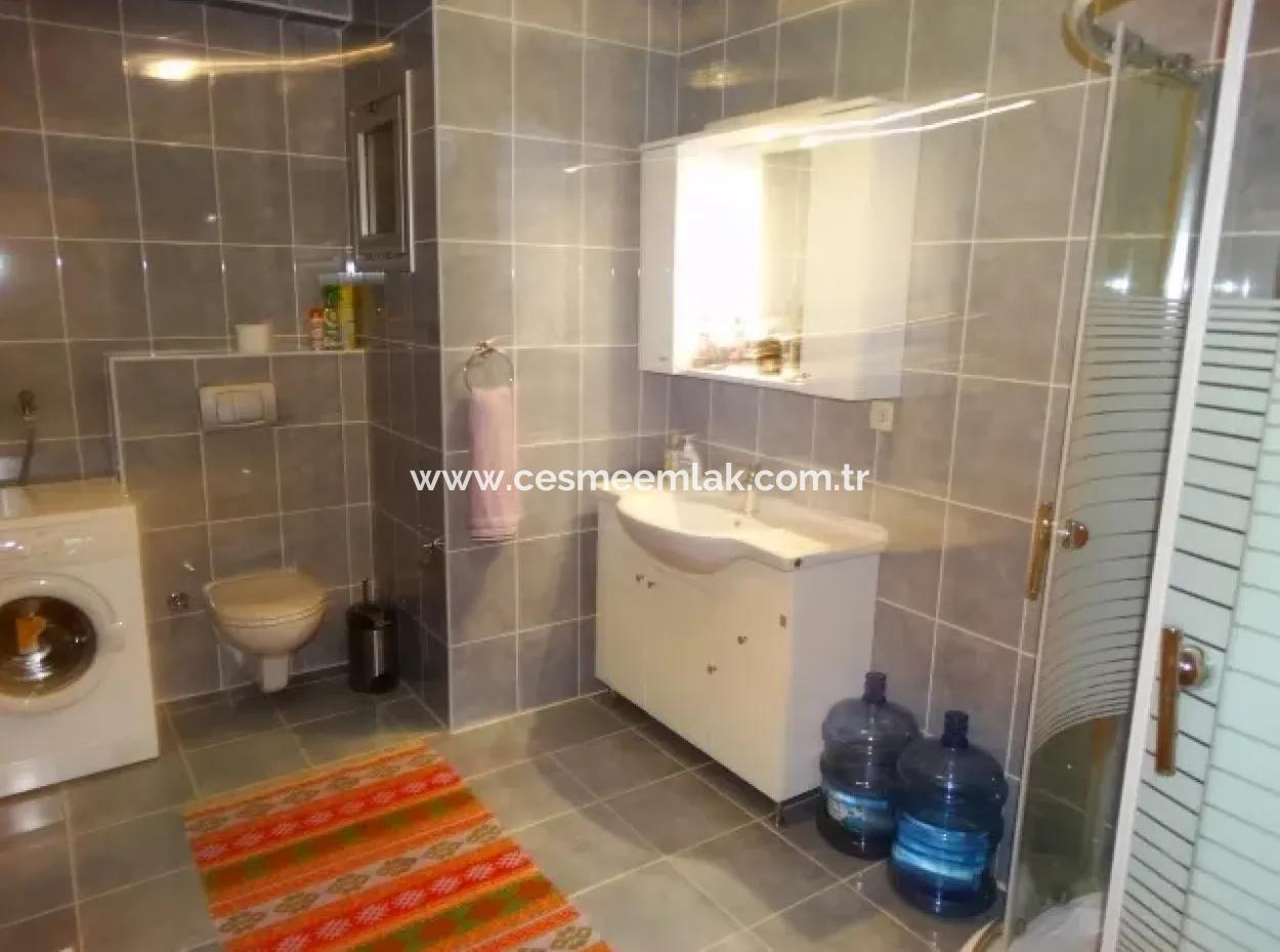 Çeşme'de Deniz Manzaralı Eşyalı Kiralık Geniş Daire