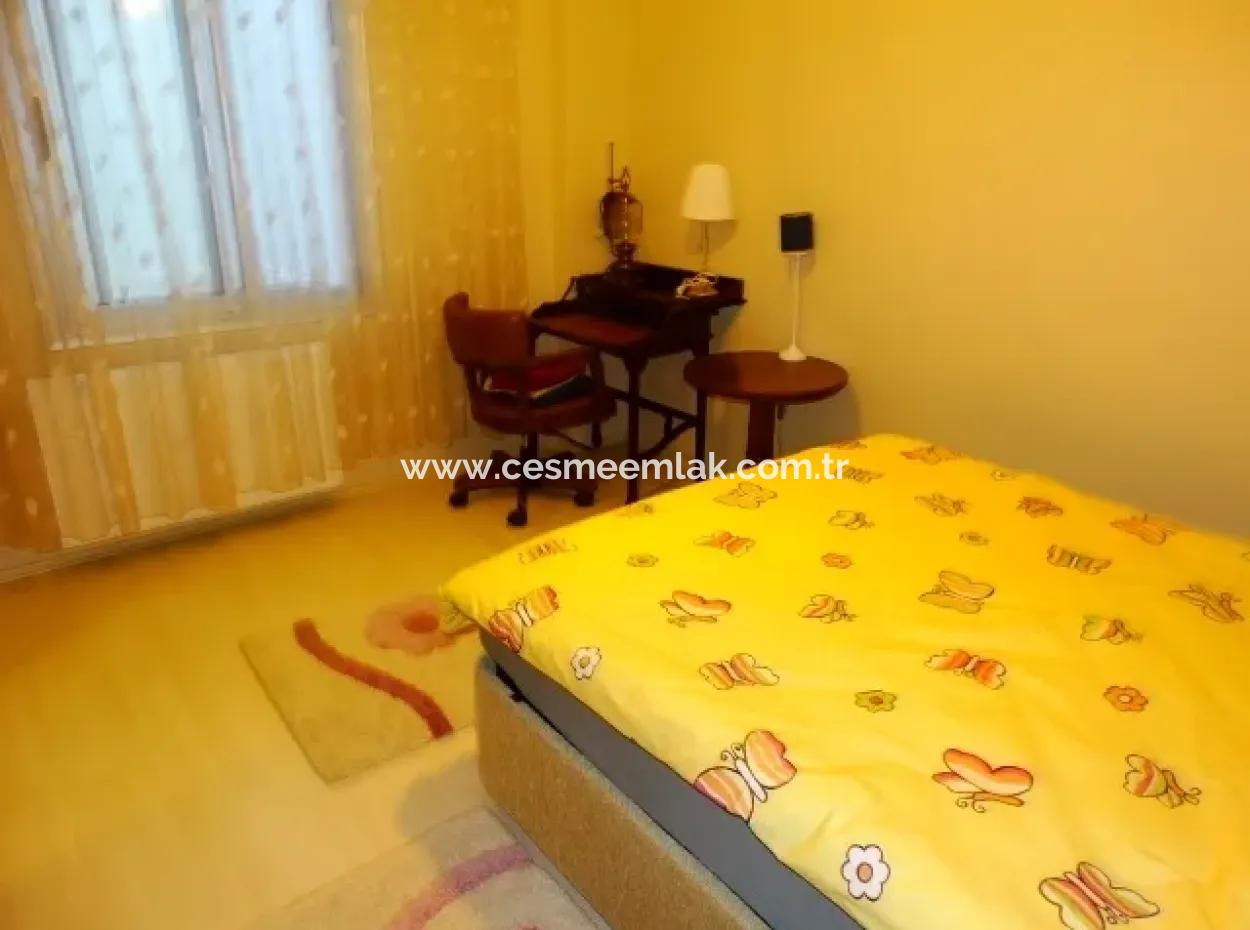 Çeşme'de Deniz Manzaralı Eşyalı Kiralık Geniş Daire