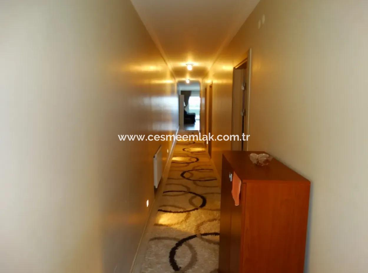 Çeşme'de Deniz Manzaralı Eşyalı Kiralık Geniş Daire