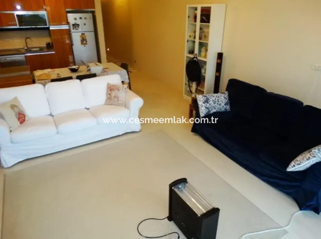 Çeşme'de Deniz Manzaralı Eşyalı Kiralık Geniş Daire