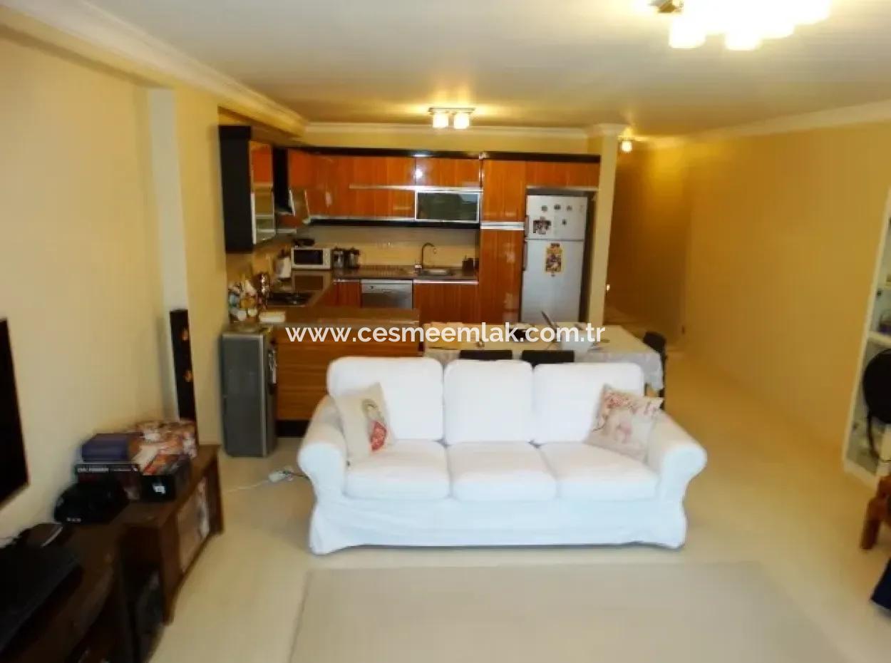 Çeşme'de Deniz Manzaralı Eşyalı Kiralık Geniş Daire