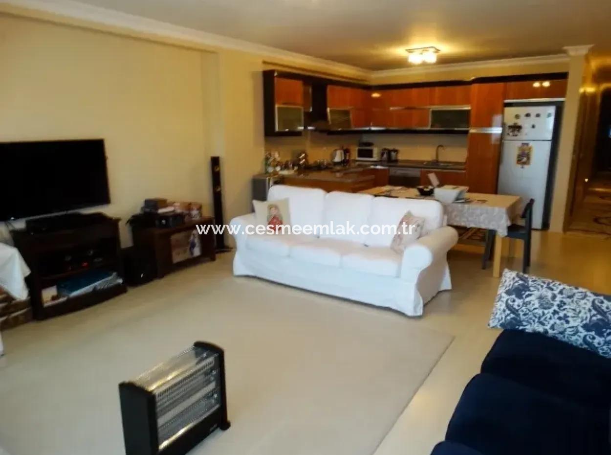 Çeşme'de Deniz Manzaralı Eşyalı Kiralık Geniş Daire