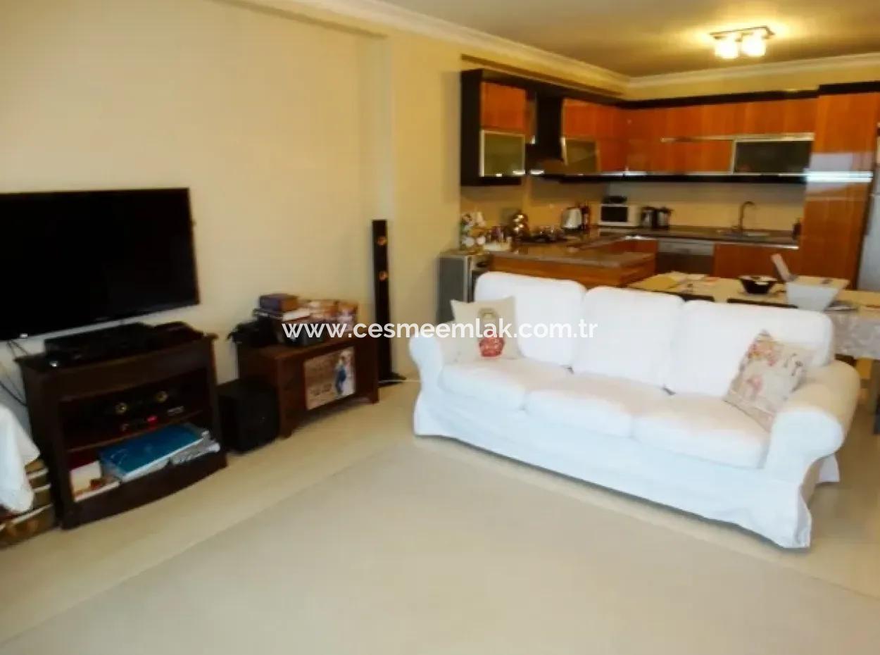 Çeşme'de Deniz Manzaralı Eşyalı Kiralık Geniş Daire