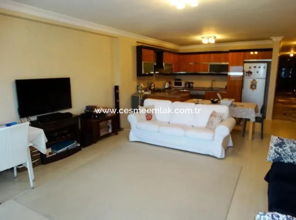Çeşme'de Deniz Manzaralı Eşyalı Kiralık Geniş Daire