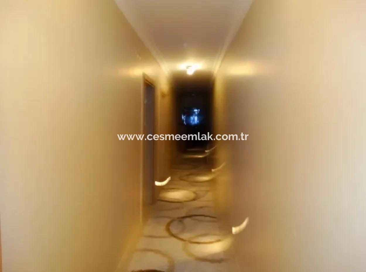 Çeşme'de Deniz Manzaralı Eşyalı Kiralık Geniş Daire