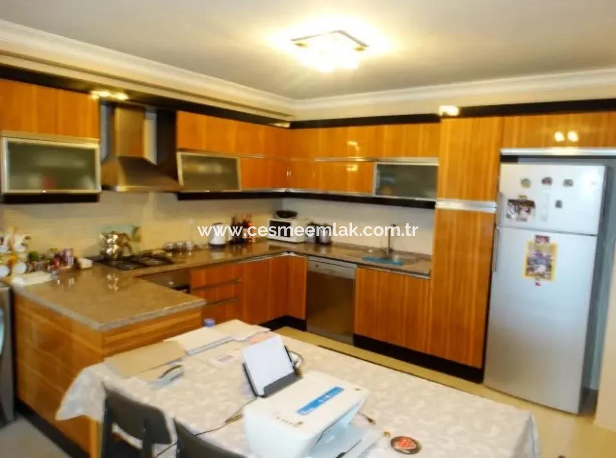 Çeşme'de Deniz Manzaralı Eşyalı Kiralık Geniş Daire