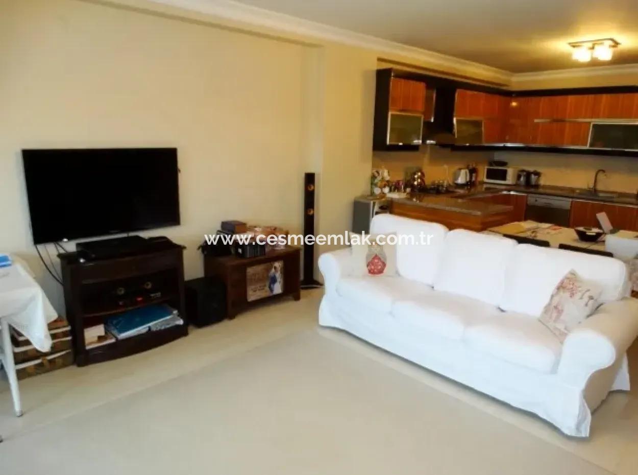 Çeşme'de Deniz Manzaralı Eşyalı Kiralık Geniş Daire