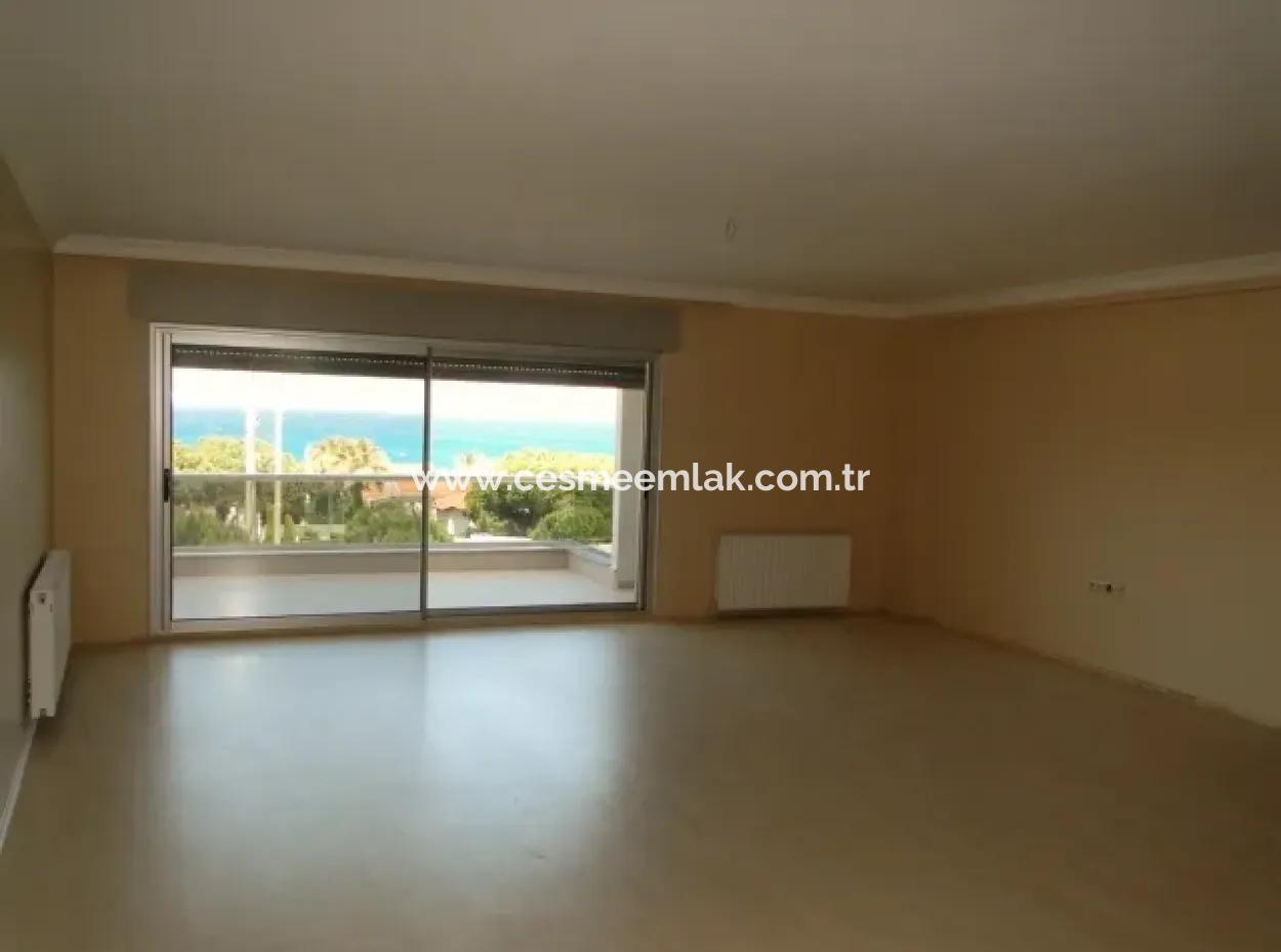 Çeşme'de Deniz Manzaralı Eşyalı Kiralık Geniş Daire