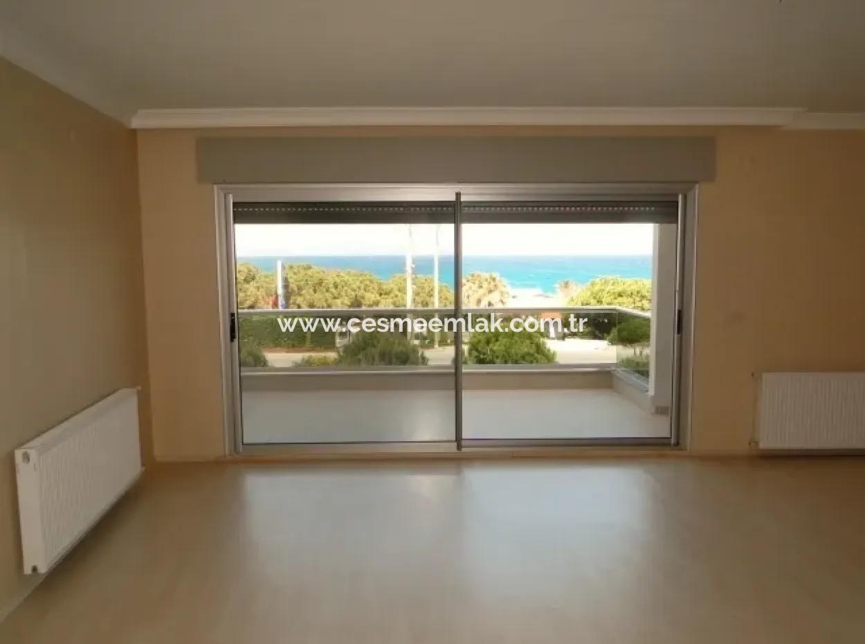Çeşme'de Deniz Manzaralı Eşyalı Kiralık Geniş Daire