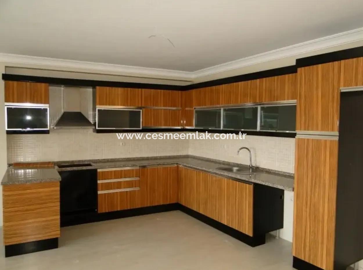 Çeşme'de Deniz Manzaralı Eşyalı Kiralık Geniş Daire