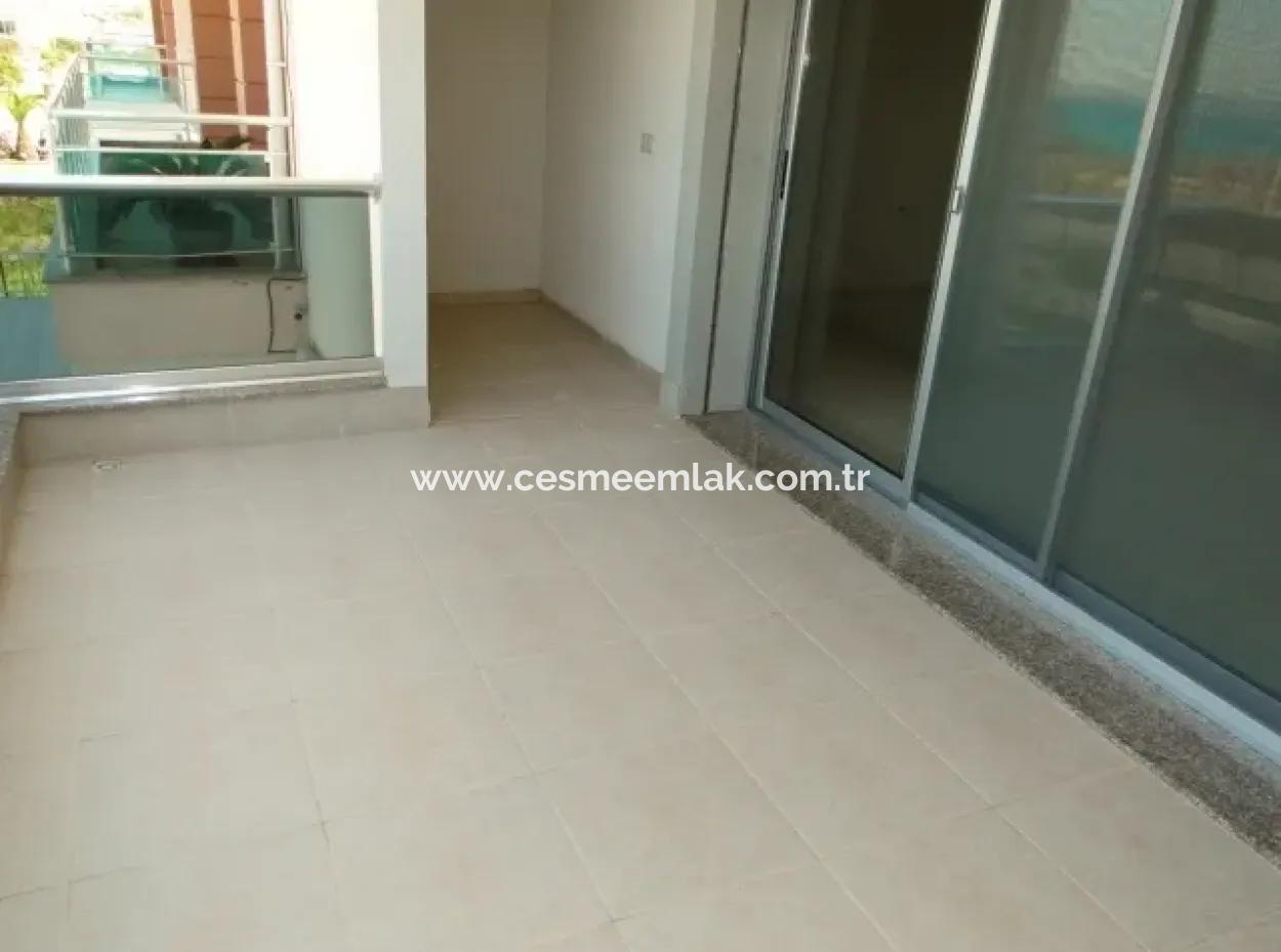 Çeşme'de Deniz Manzaralı Eşyalı Kiralık Geniş Daire