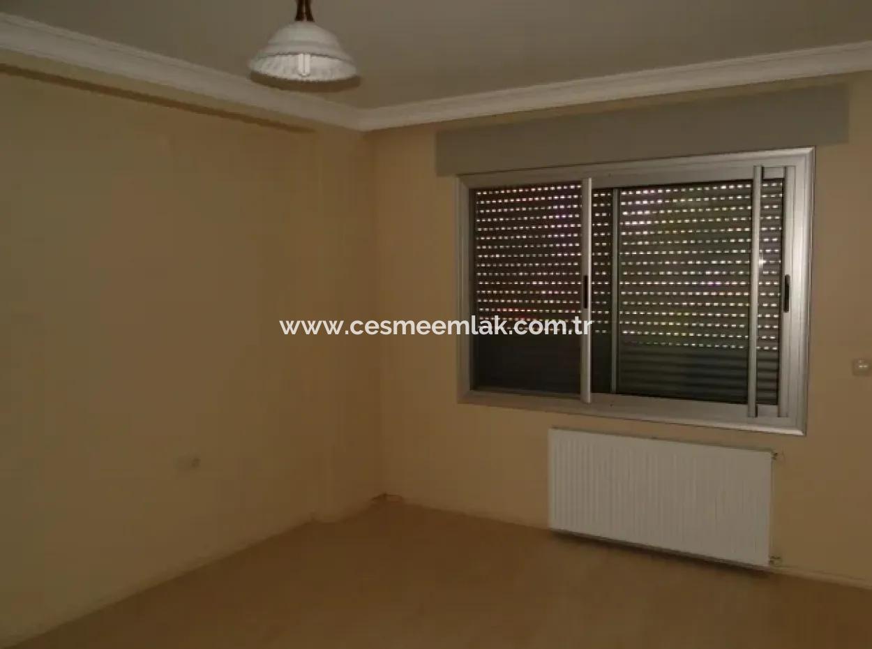 Çeşme'de Deniz Manzaralı Eşyalı Kiralık Geniş Daire