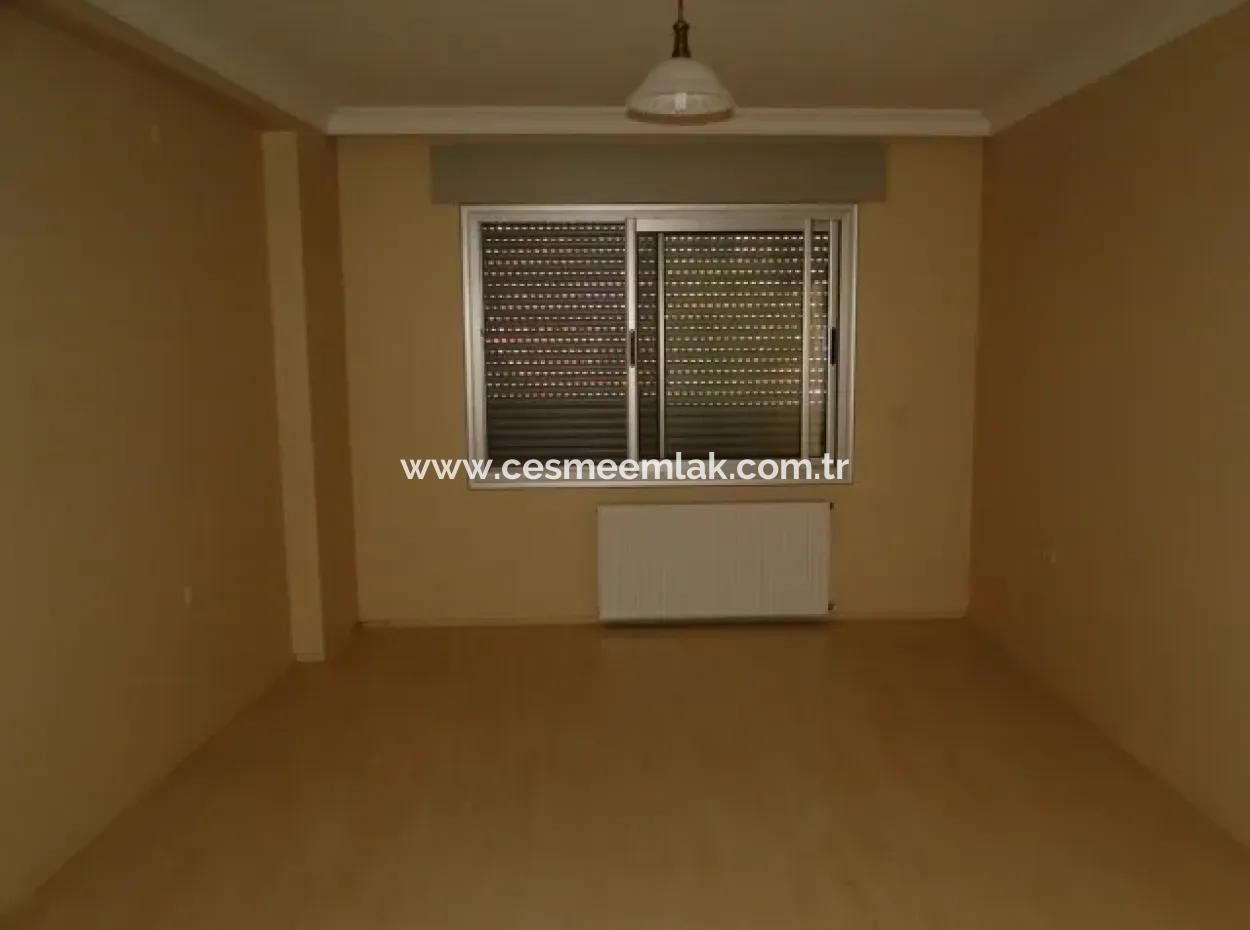 Çeşme'de Deniz Manzaralı Eşyalı Kiralık Geniş Daire