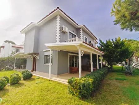 Çeşme Ilıca'da Oteller Bölgesinde Sezonluk Eşyalı Kiralık Villa