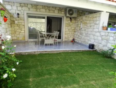 Alaçatı Köy İçinde Sezonluk Kiralık Full Eşyalı Villa