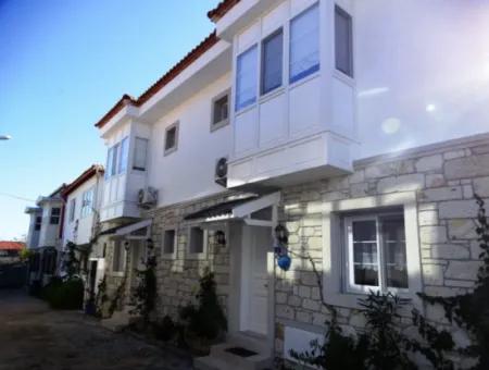 Alaçatı Köy İçinde Sezonluk Kiralık Full Eşyalı Villa