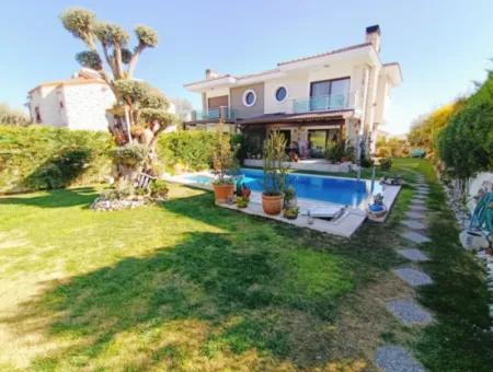 Alaçatı'da Sezonluk Kiralık 4+1 Müstakil Havuzlu Villa