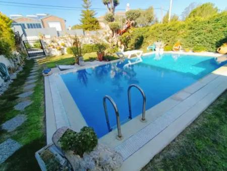 Alaçatı'da Sezonluk Kiralık 4+1 Müstakil Havuzlu Villa