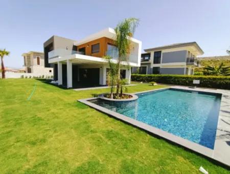 Çeşme Fener Mevkiinde Satılık Ultralux Tek Müstakil Villa