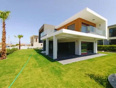 Çeşme Fener Mevkiinde Satılık Ultralux Tek Müstakil Villa