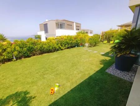 Çeşme'de Deniz Manzaralı Geniş Bahçeli Lux Villa