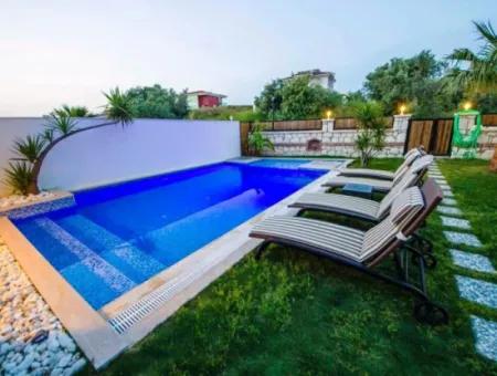 Çeşme'de Ayayorgi'ye Çok Yakın Ağustos Ayı Kiralık Havuzlu Villa