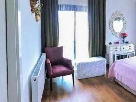 Çeşme'de Ayayorgi'ye Çok Yakın Ağustos Ayı Kiralık Havuzlu Villa