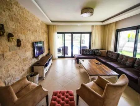 Çeşme'de Ayayorgi'ye Çok Yakın Ağustos Ayı Kiralık Havuzlu Villa