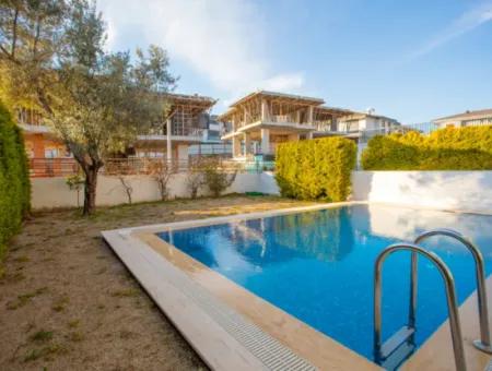 Çeşme Ayayorgi'ye Ağusts Ayı  Kiralık Havuzlu Villa