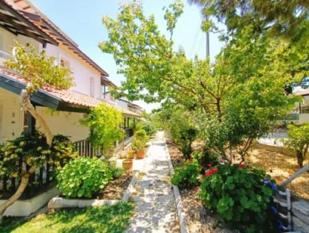 Çeşme Boyalık Plajına Yakın Ortak Havuzlu Aylık Kiralık Villa