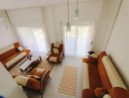 Çeşme Boyalık Plajına Yakın Ortak Havuzlu Aylık Kiralık Villa