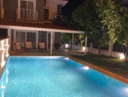 Alaçatı Çamlık Yolda Aylık Kiralık Müstakil Havuzlu 4+1  Villa