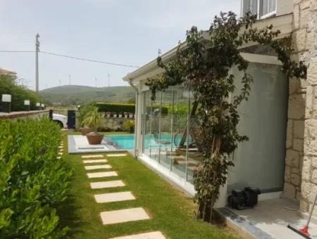 Çeşme Alaçatı'da Satılık Müstakil Havuzlu Villa