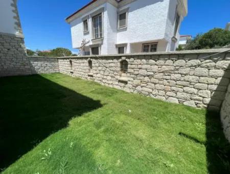 Çeşme Alaçatı'da Satılık Sıfır Havuzlu Taş Villa