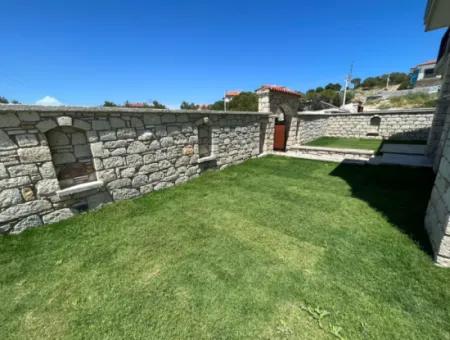 Çeşme Alaçatı'da Satılık Sıfır Havuzlu Taş Villa