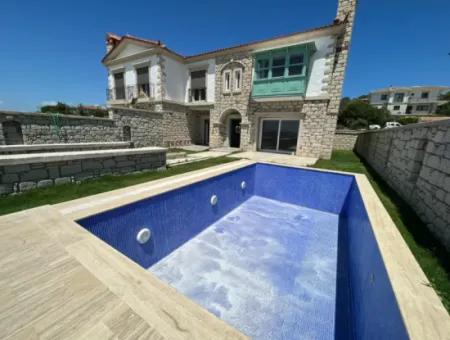 Çeşme Alaçatı'da Satılık Sıfır Havuzlu Taş Villa