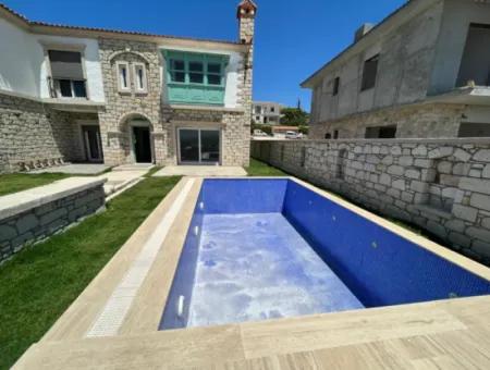 Çeşme Alaçatı'da Satılık Sıfır Havuzlu Taş Villa